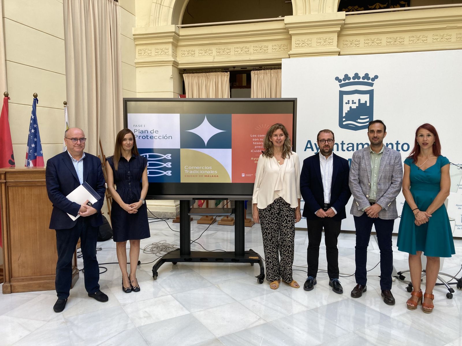 Equipo de investigación del área de marketing de la UMA presenta el estudio junto con la concejala de Comercio.