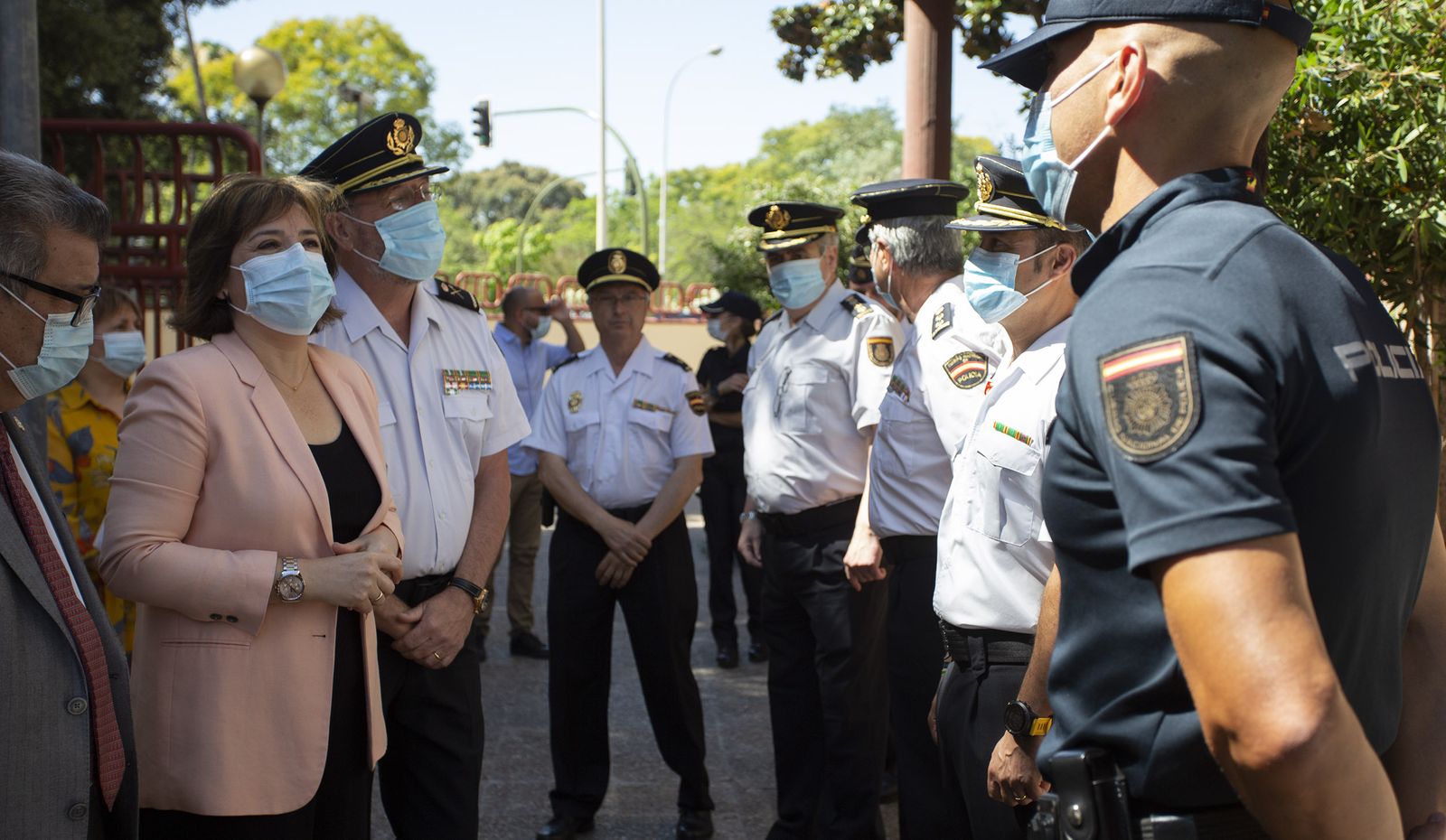 La delegada del Gobierno, Sandra García, conversa con los mandos de la Policía Nacional.