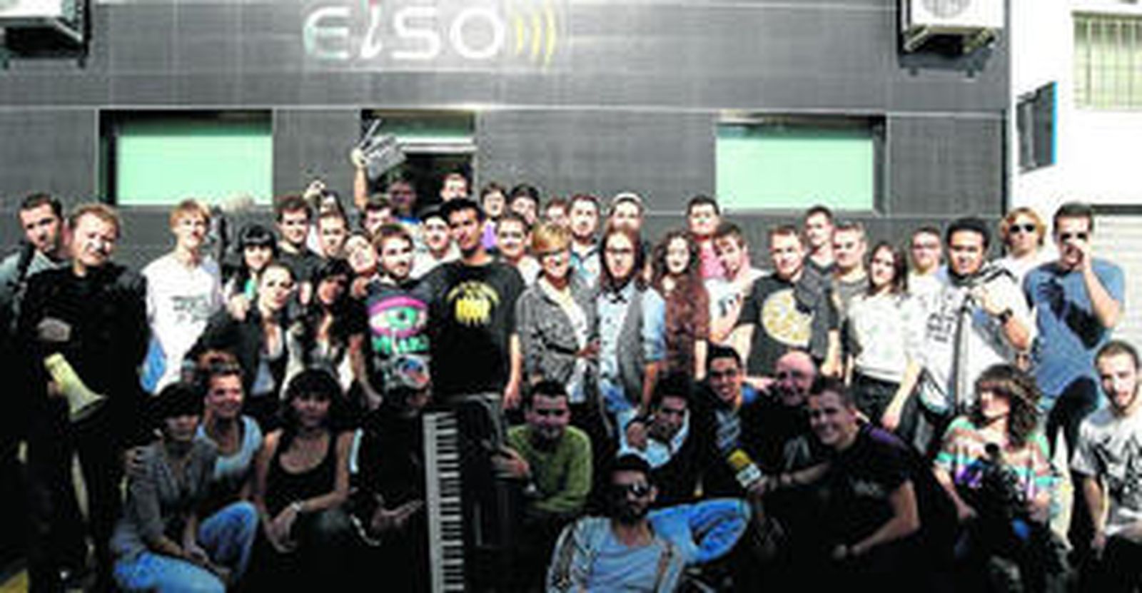 1. Todos los alumnos de las escuela tras la grabación. 2. La propia escuela fue el escenario del vídeo. 3. Dos de los estudiantes en pleno rodaje. 4. Los alumnos fueron los propios directores 5. Los jóvenes hicieron  uso del material de EISO.