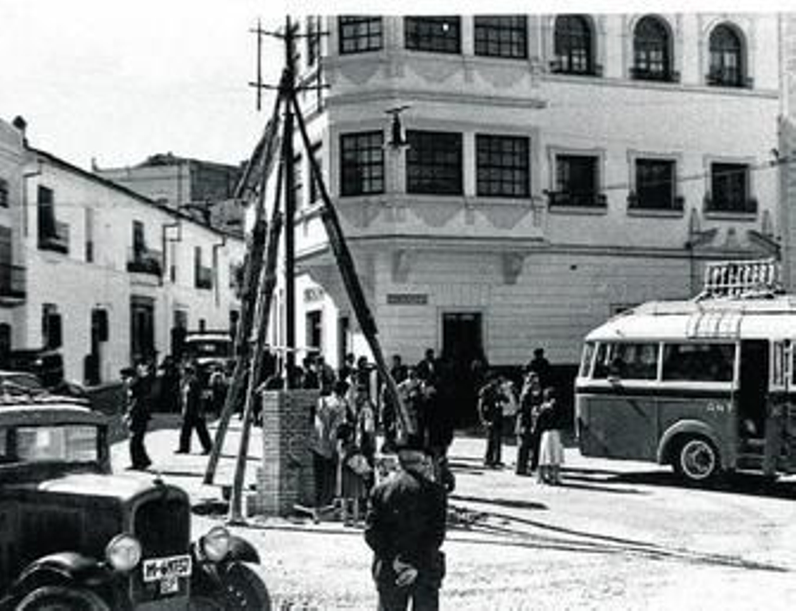 Chaves cuenta con numerosas instantáneas con los primeros vehículos en la Sierra de Huelva.