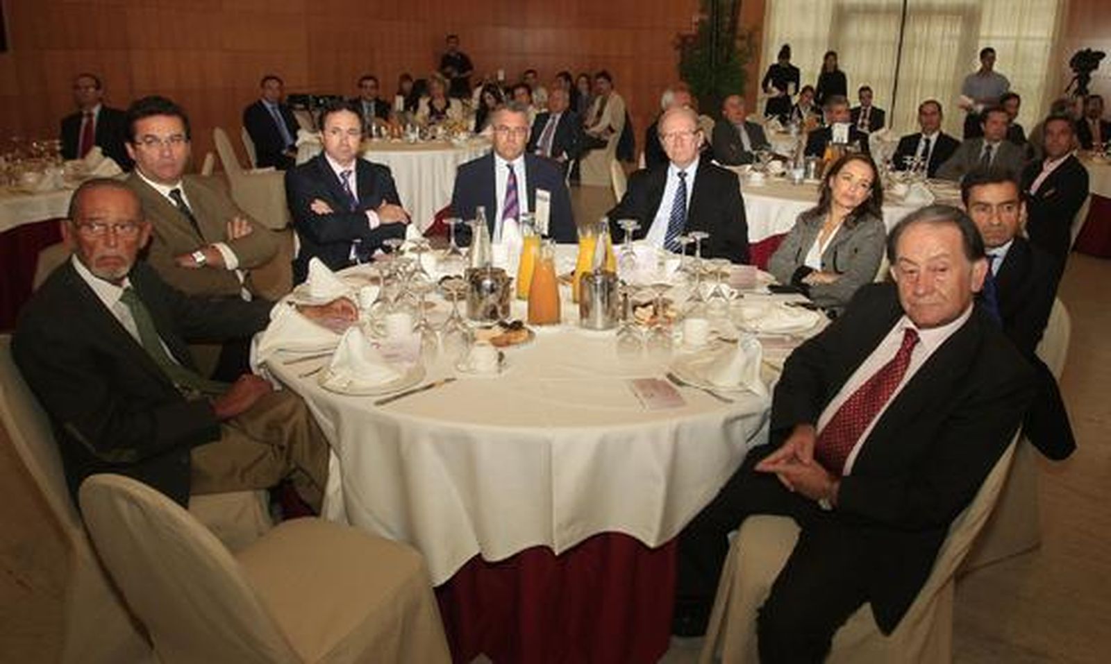 Juan Ramón Casero, concejal de Movilidad; Antonio García, Patricio Martínez, Javier Tamargo, Francisco Vera, presidente del Grupo Vera; Berta Barrero, directora de Planificación de Renfe; Francisco Prat y el diputado Jesús Mora. 

Foto: Sergio Camacho