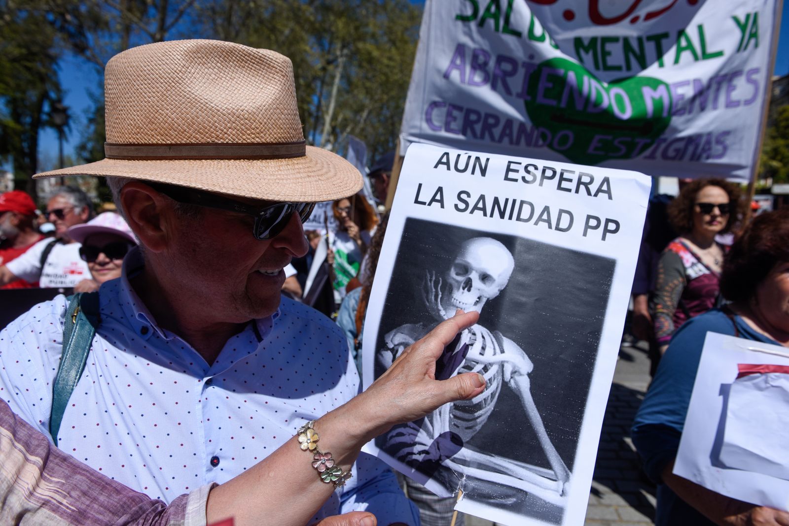 La manifestación de Marea Blanca por las calles de Sevilla, en imágenes