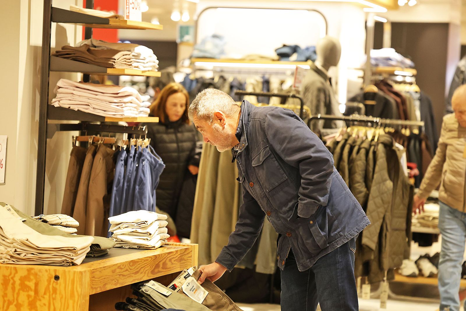Las fotos del primer día de rebajas en El Corte Inglés de Huelva: frío, colas y descuentos