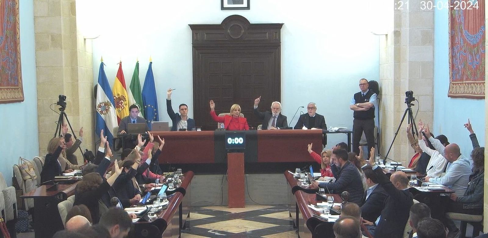 Votación de la proposición relativa a la Guardia Civil y Policía Nacional, este martes en el Ayuntamiento de Jerez.