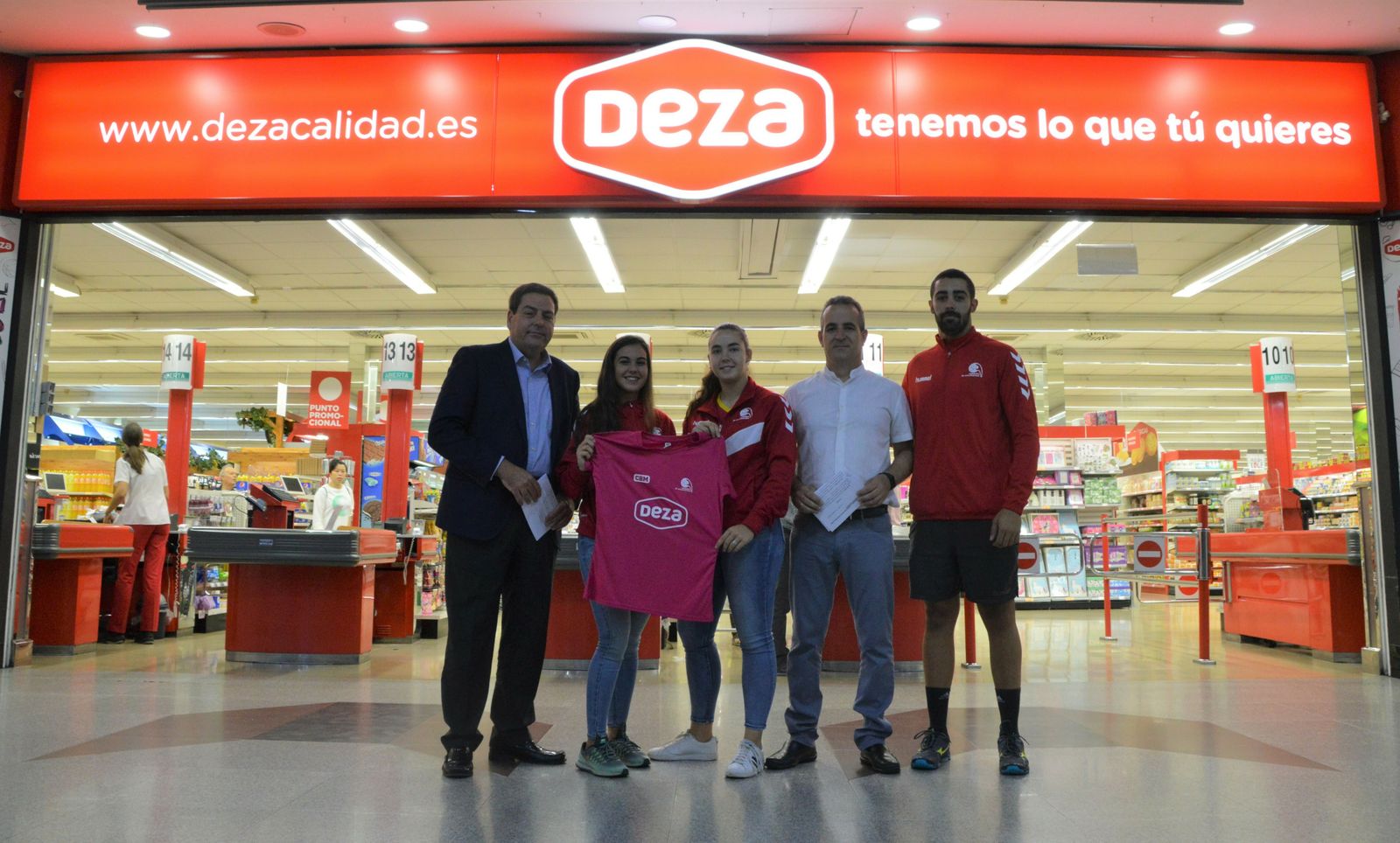 Imagen de la firma del convenio entre Deza y el Cajasur Córdoba BM.