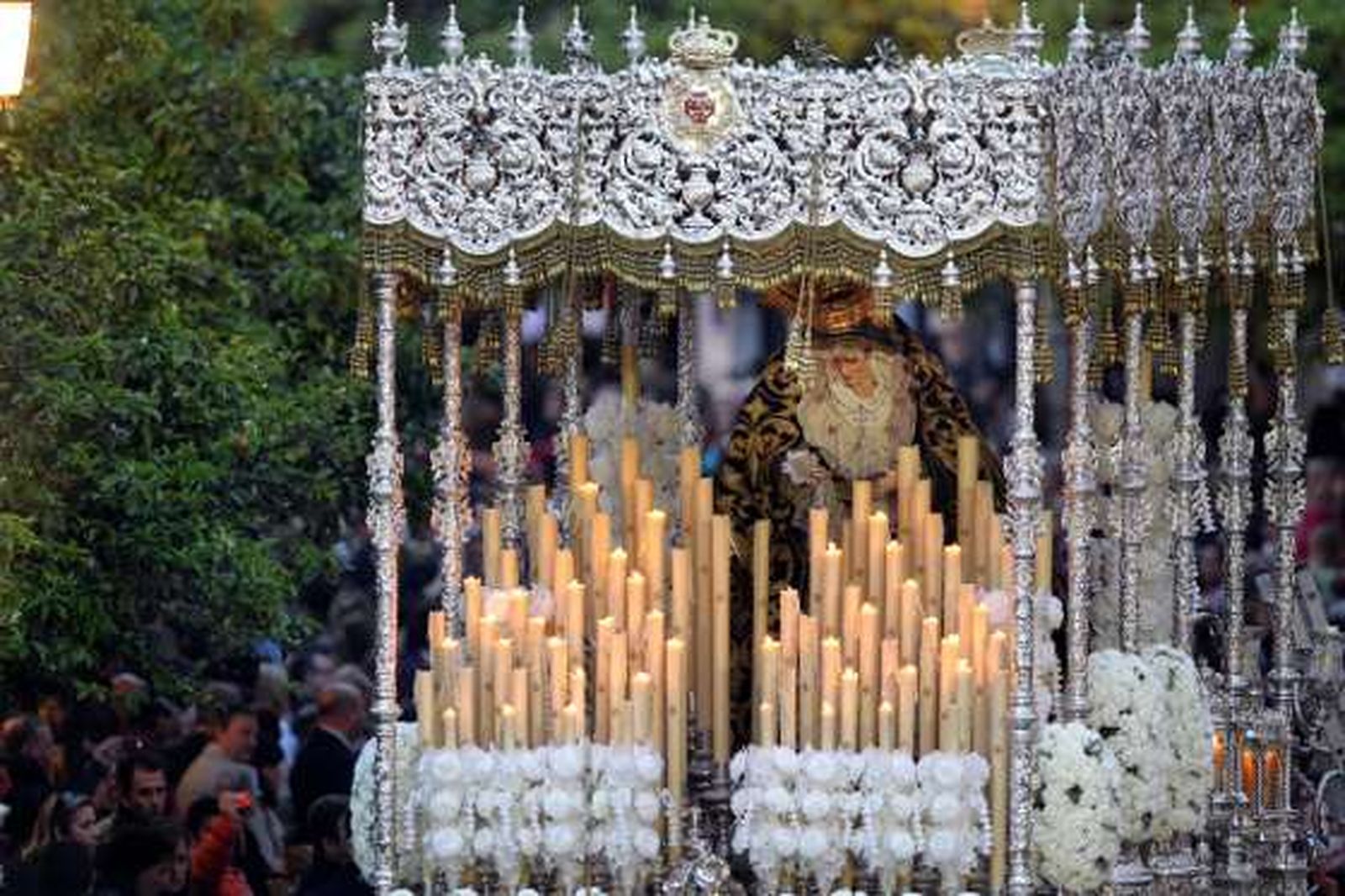 A pesar del molesto aire, las candelerías, como la de la Paz, lucieron encendidas.

Foto: M.A. González