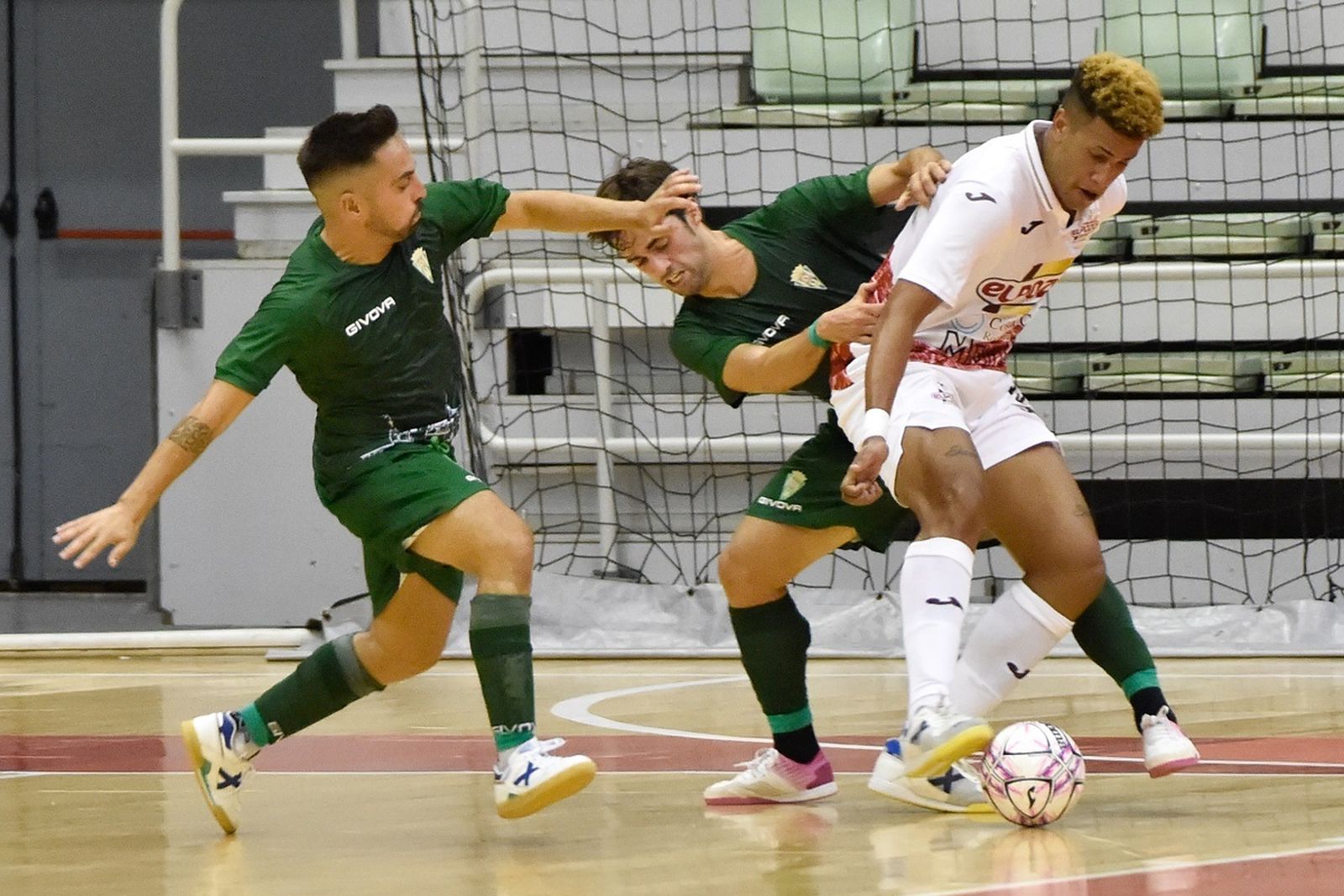 Pablo del Moral y Jesulito tratan de arrebatar el balón a un jugador de ElPozo Murcia.