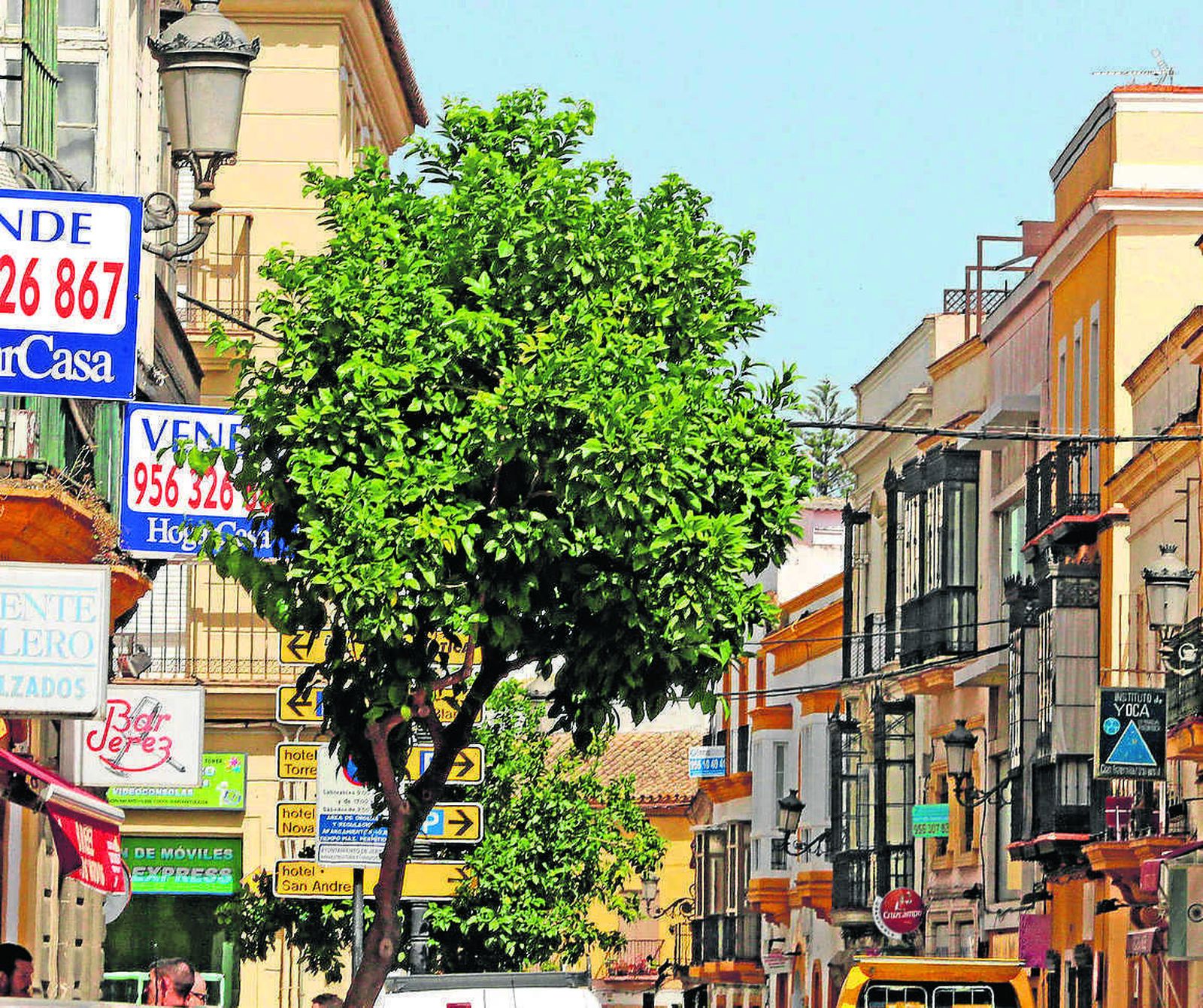 Carteles de viviendas en venta en una calle del centro.