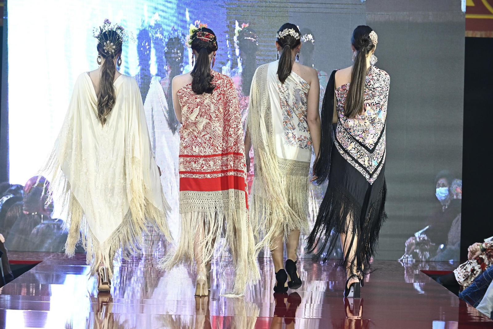 El desfile de Ángeles Espinar y Maite Cárdenas en Pasarela Huelva Flamenca 2022, todas las fotos