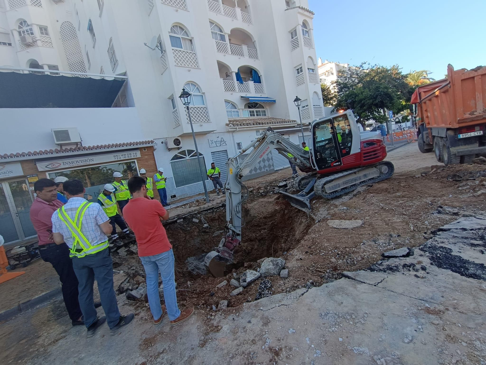 Los operarios trabajando en la incidencia.