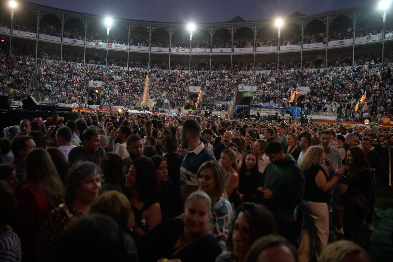 La lluvia de Granada no frena el baño de masas de un Manuel Carrasco ‘Salvaje’