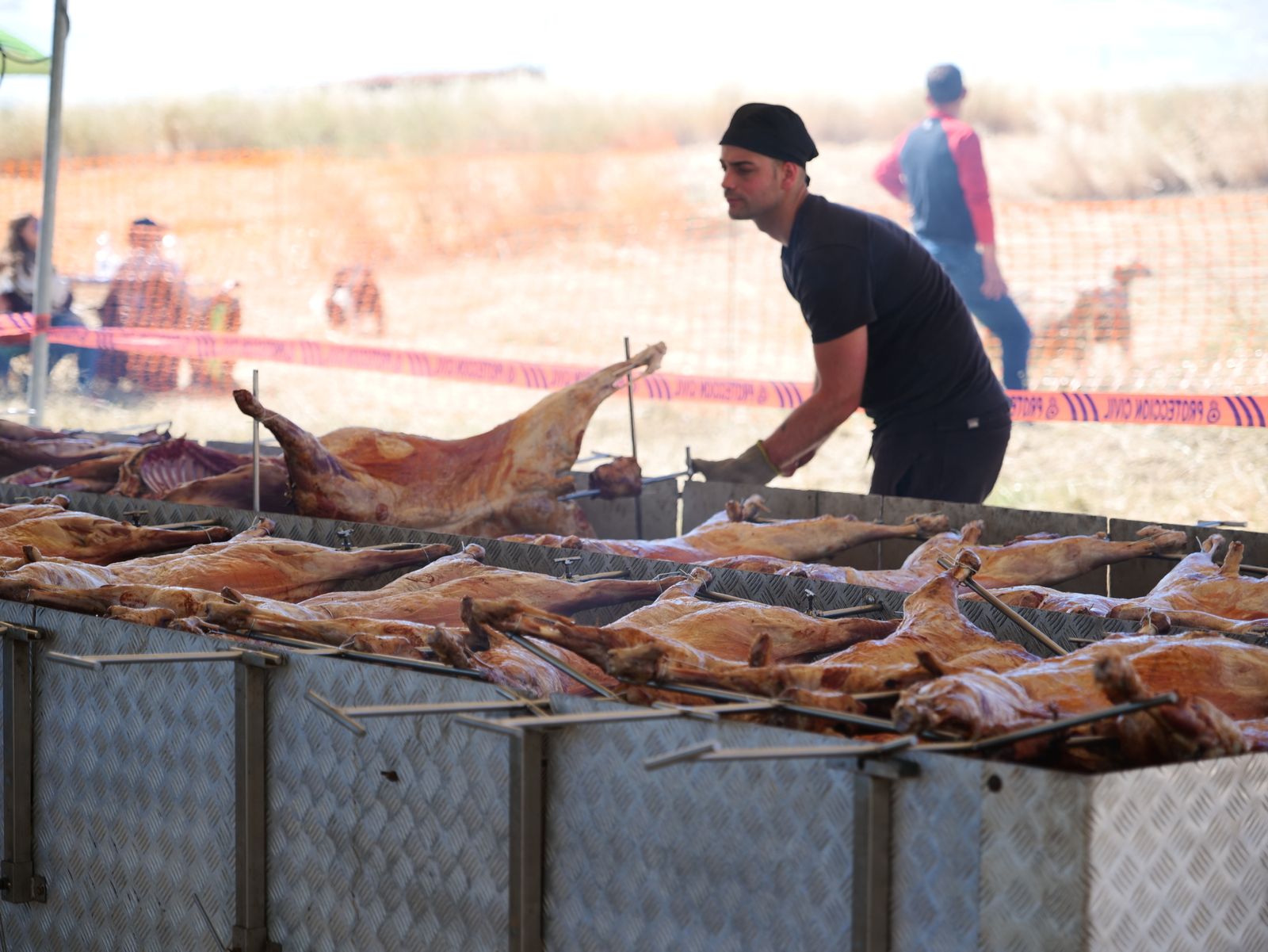Un cocinero prepara los corderos para la degustación en la X Feria del Pastoreo de Villaralto.