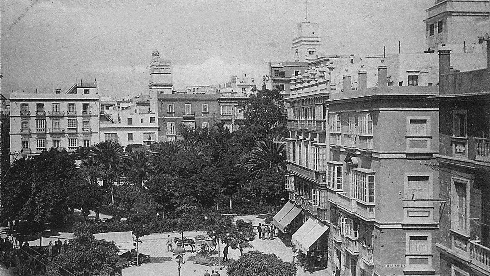La plaza sin el edificio de Correos y con el parque Guerra Jiménez al fondo. La plaza sin el edificio de Correos y con el parque Guerra Jiménez al fondo.