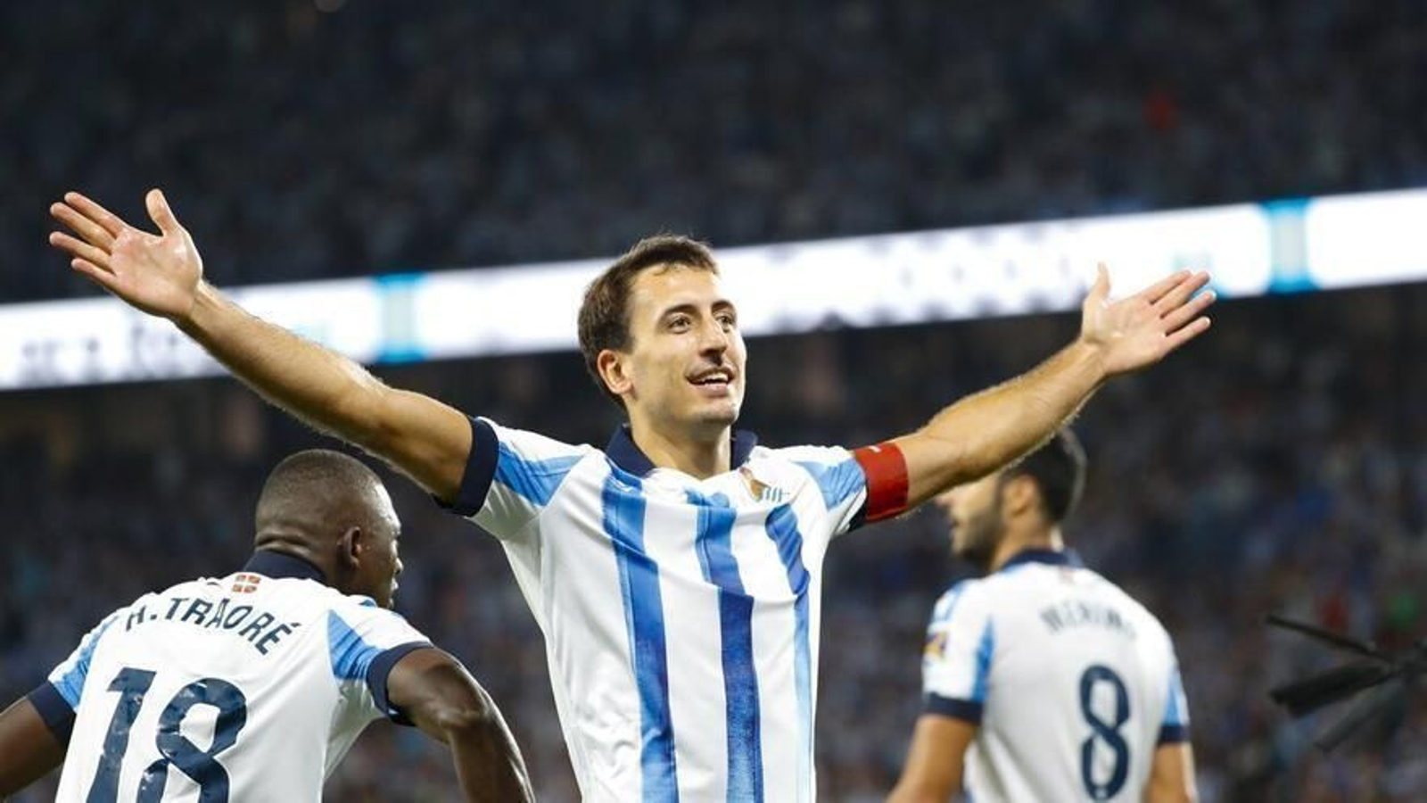 Oyarzabal celebra un gol con la Real Sociedad