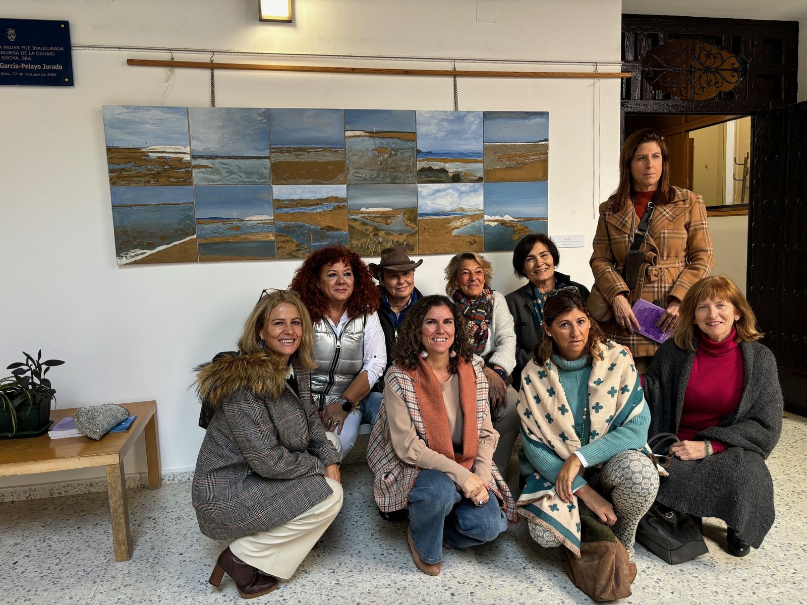 Felicita a las autoras del mural ‘Entre aguas’ elaborado en la Casa de las Mujeres de Jerez