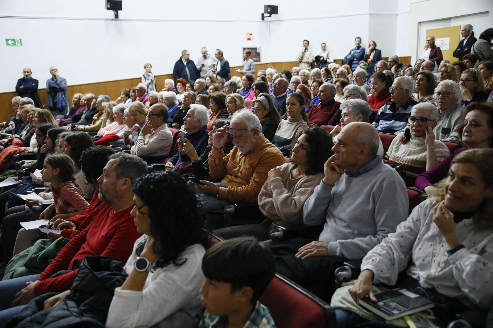 Las imágenes de la presentación del libro "Almería es poesía" en la biblioteca Villaespesa de la ciudad de Almería