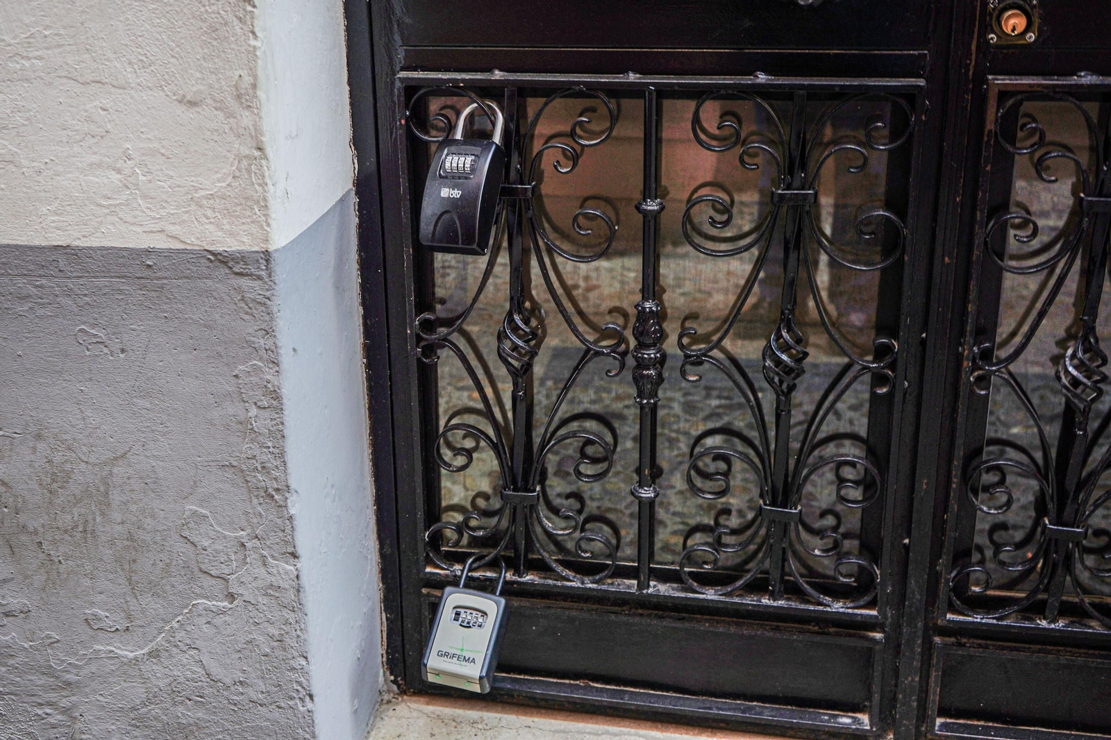El acceso a un portal donde conviven pisos turísticos y viviendas residenciales El acceso a un portal donde conviven pisos turísticos y viviendas residenciales