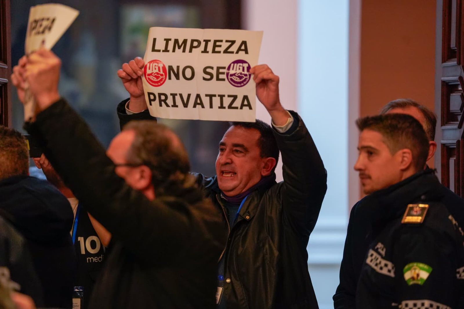 Una de las protestas durante la sesión plenaria.