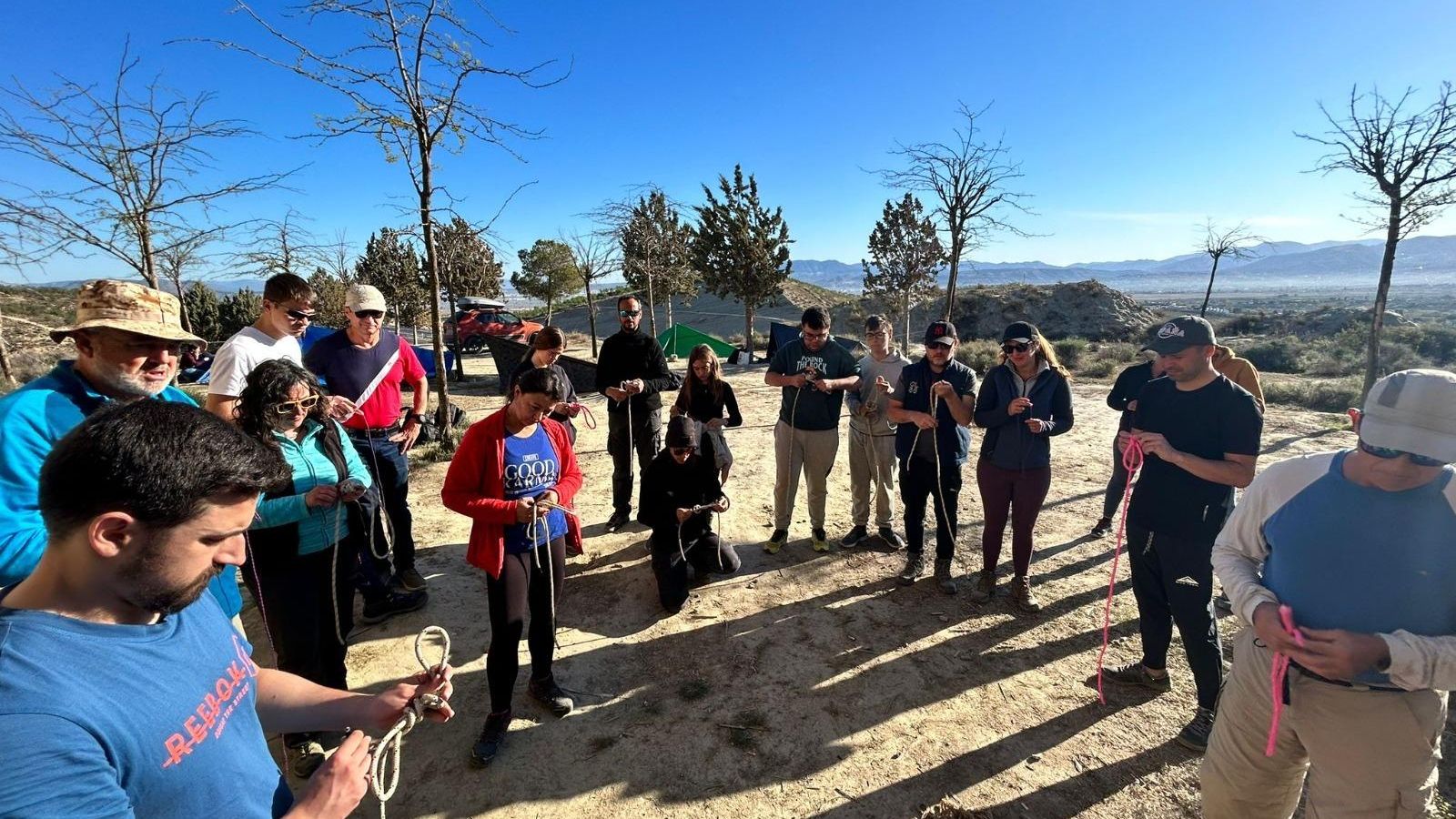 Las personas aprenden a hacer nudos, construir refugios y a sobrevivir en condiciones extremas.