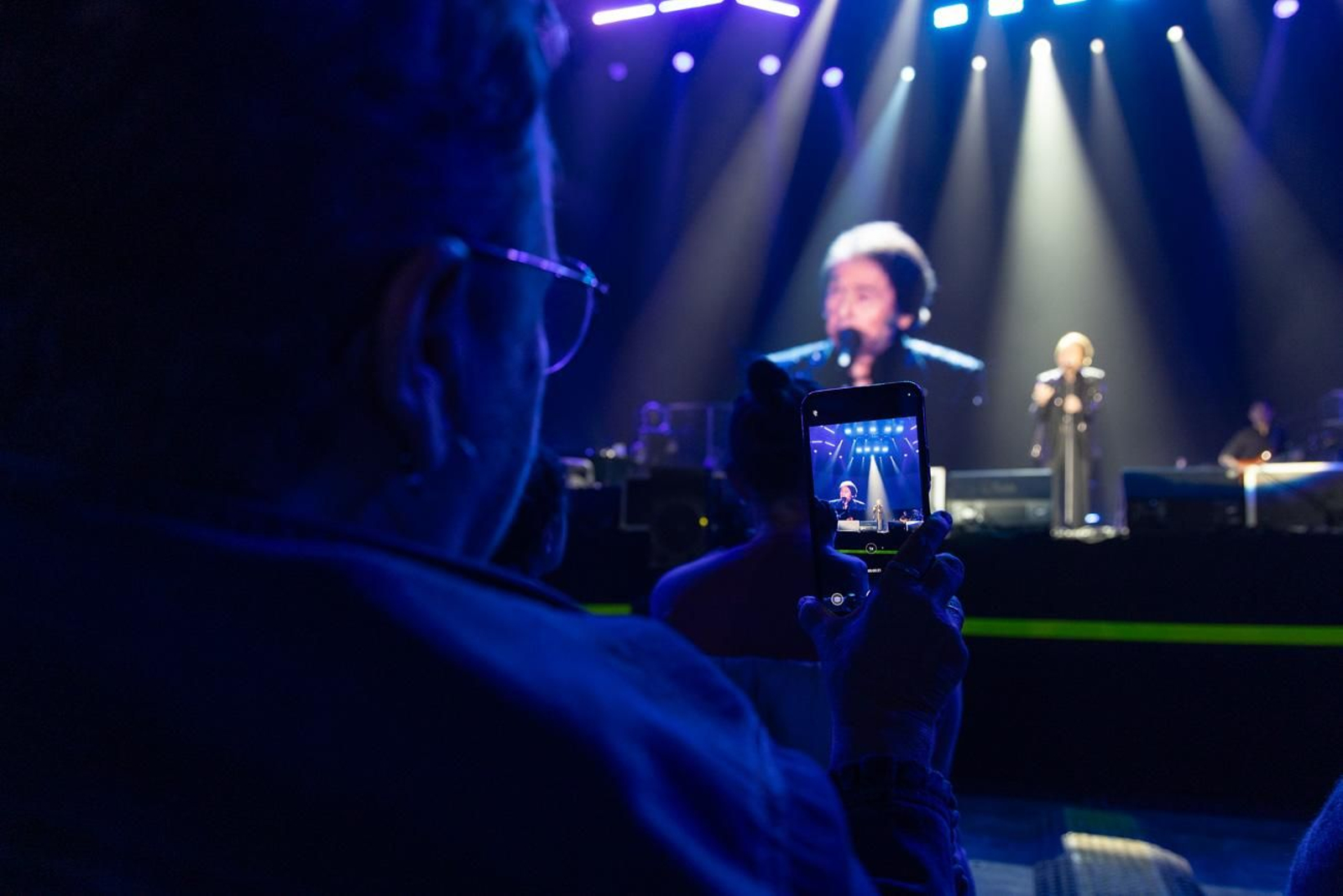 Así se disfruta en Jaén del concierto de Raphael, "Raphaelísimo"