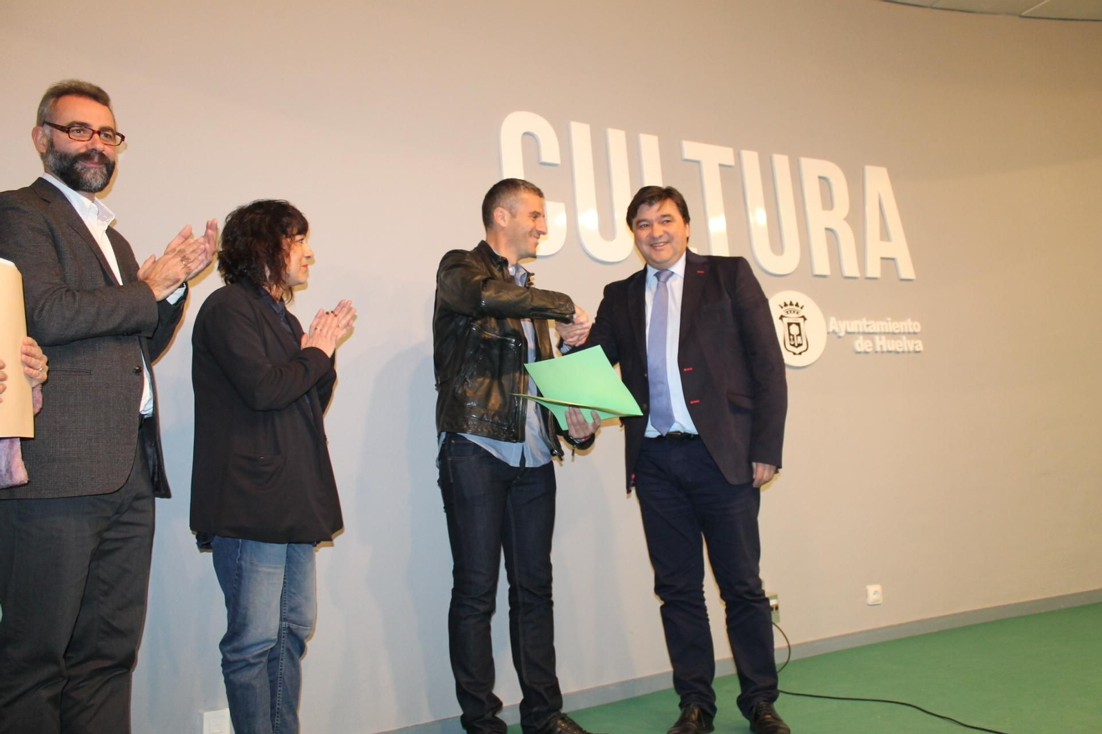 Víctor Manuel Núñez agradece el premio al alcalde de Huelva, Gabriel Cruz.
