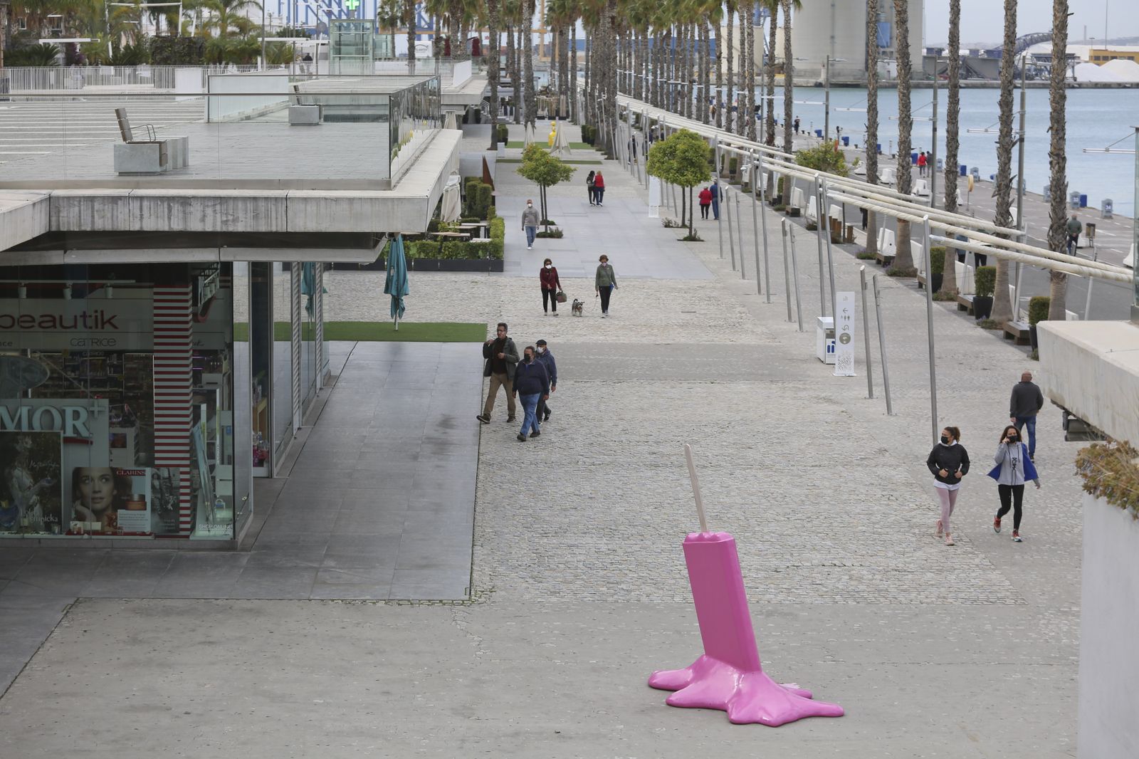 El Muelle Uno tras la primera semana de cierre de comercio y hostelería en Málaga capital
