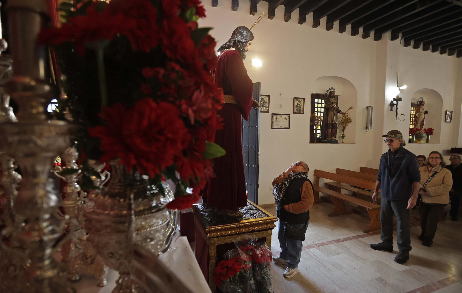 El tradicional besapiés del Cristo de Medinaceli de Algeciras, en imágenes