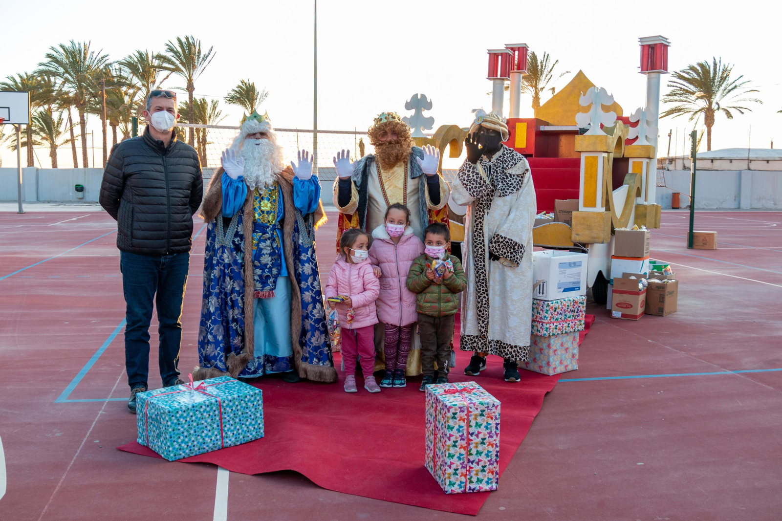 En Torrenueva Costa recibieron a los pequeños en una cabalgata estática