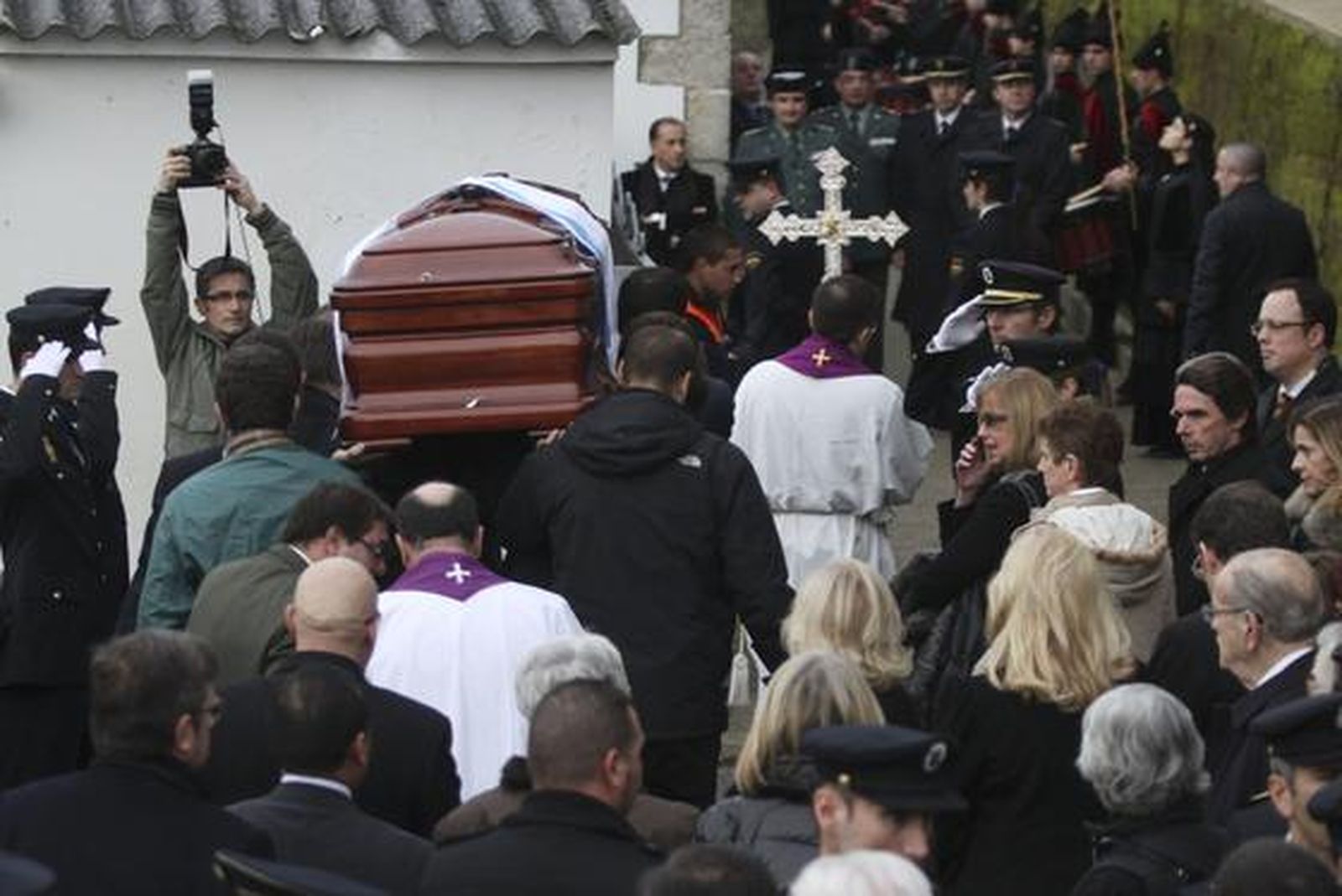 Los asistentes al sepelio dan su adiós a Fraga.

Foto: Efe/Reuters