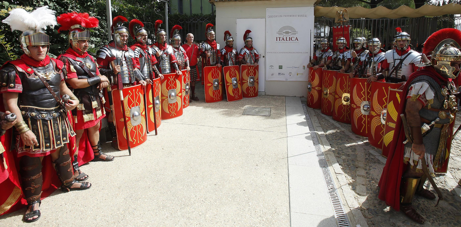 Vestidos de romanos para reivindicar que Itálica sea Patrimonio de la Humanidad
