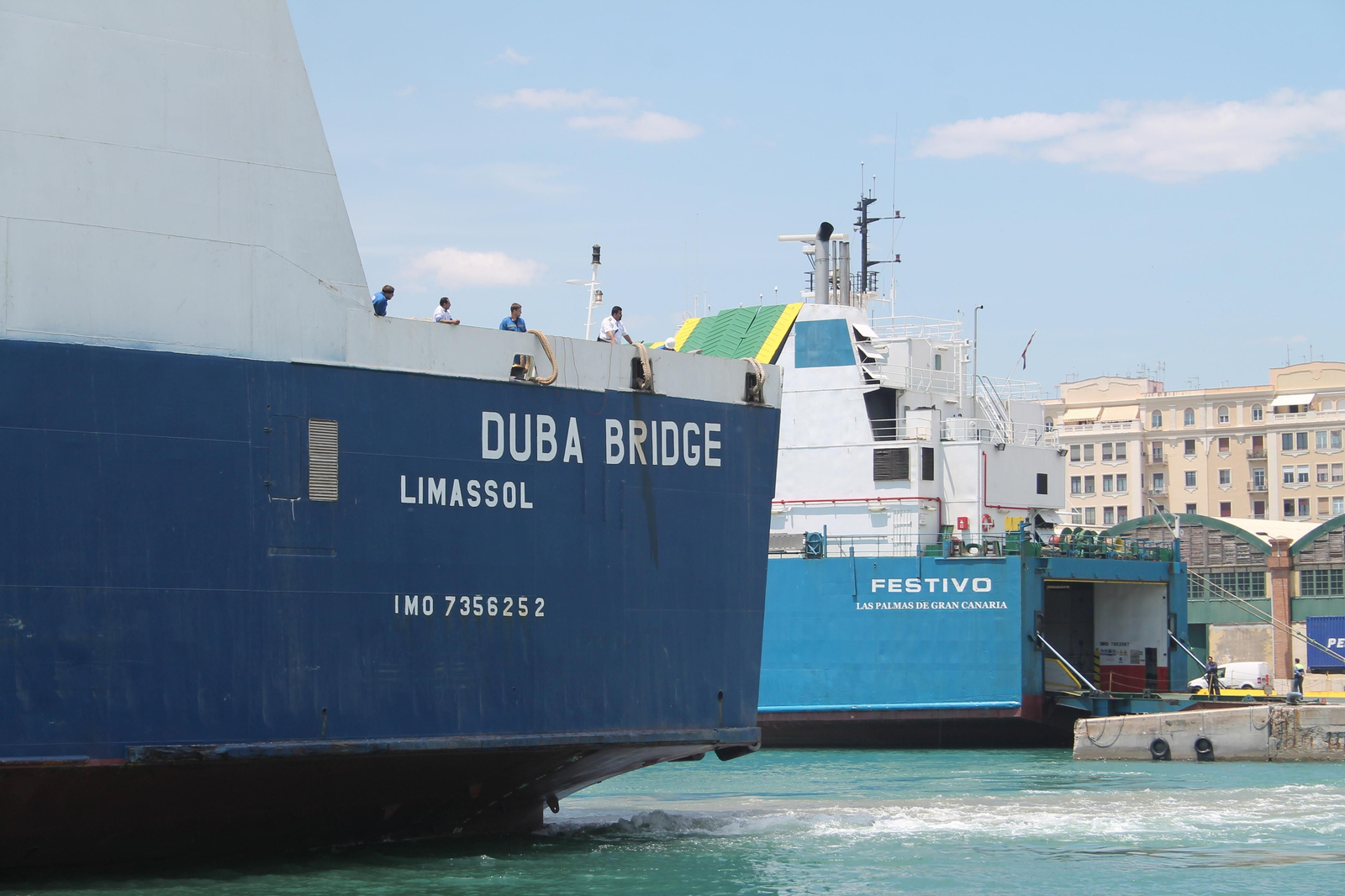 En primer término el 'Duba Brigde' y detrás el 'Festivo'.