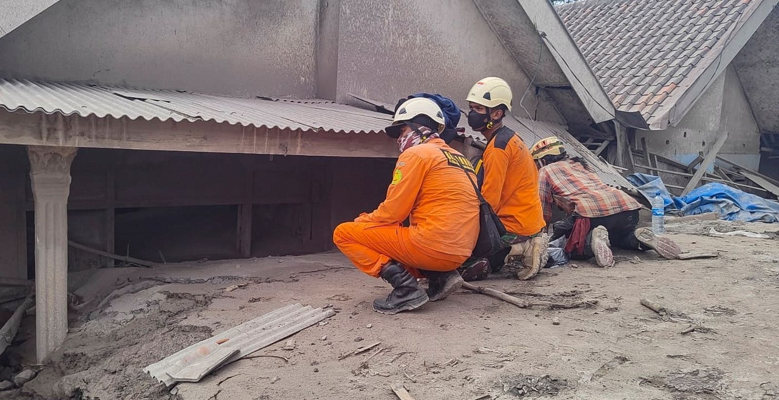 La erupción del volcán Semeru cubre de ceniza varias zonas de Indonesia