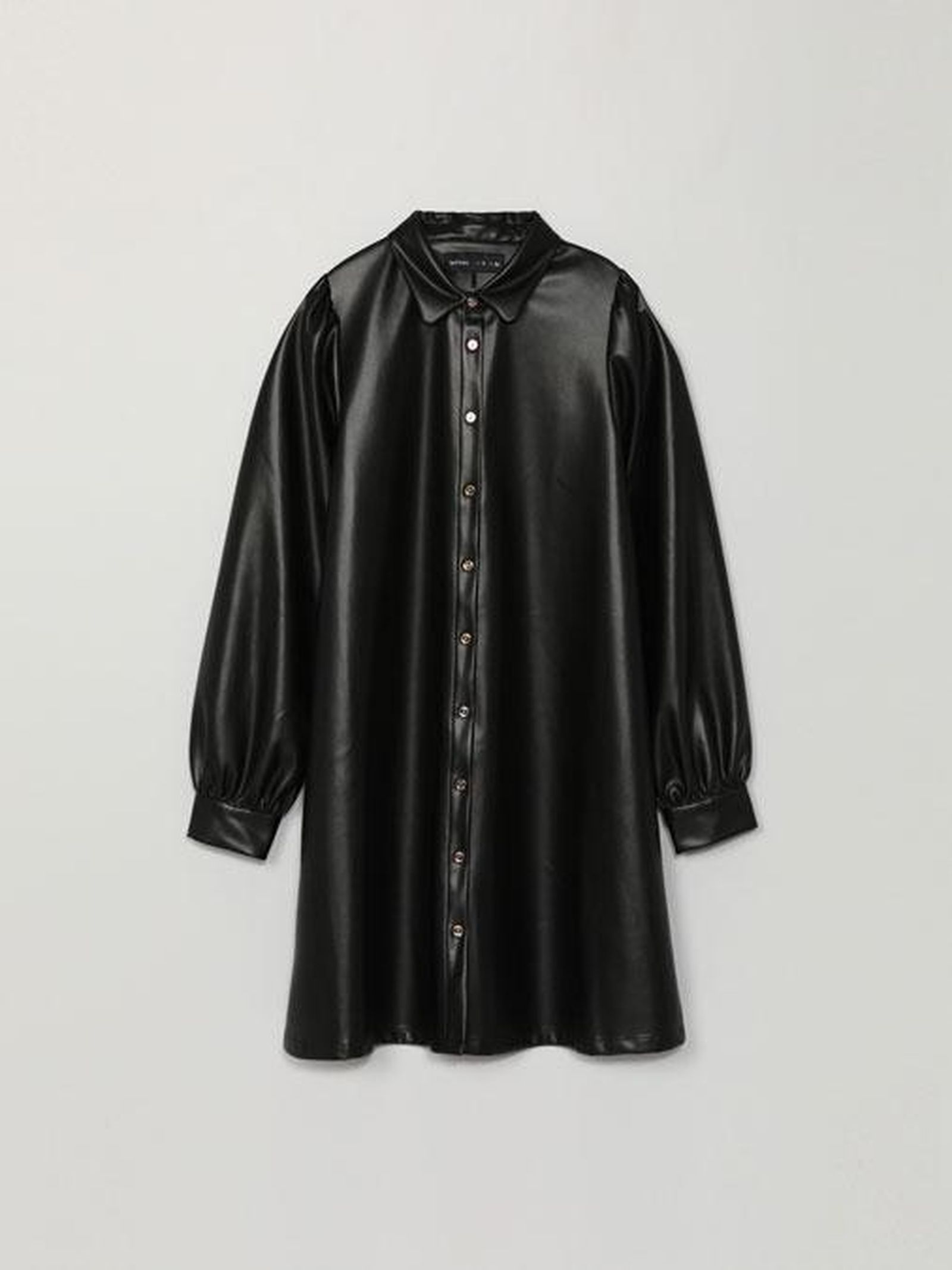 Vestido efecto piel de Lefties.