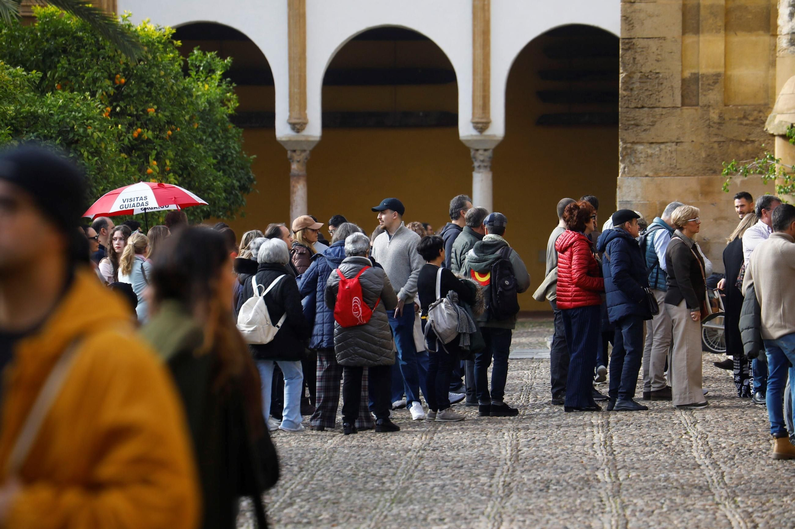 Los turistas 'toman' Córdoba en el puente de la Constitución