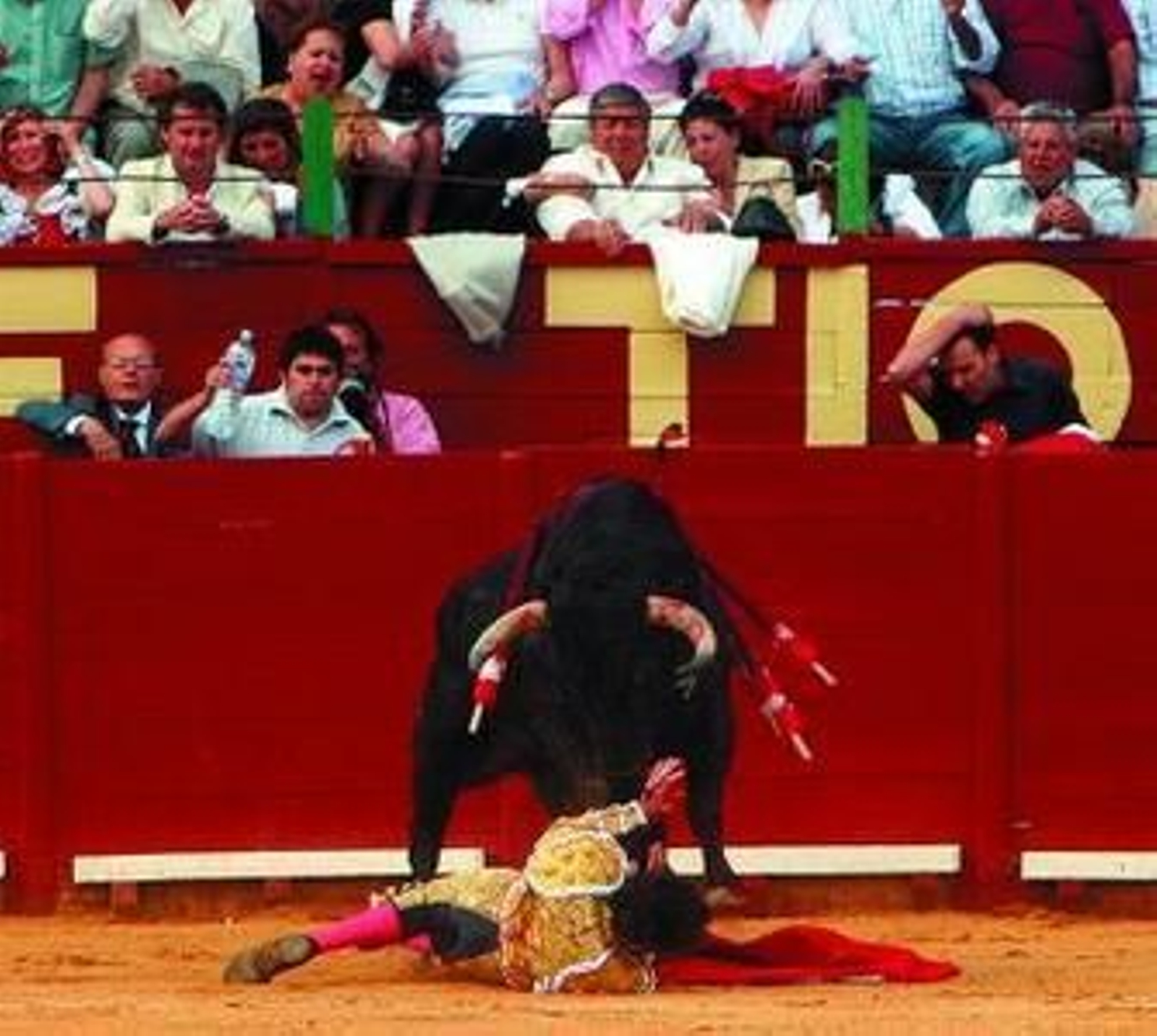 Momento en el que el quinto toro de la tarde coge a José Tomás.
