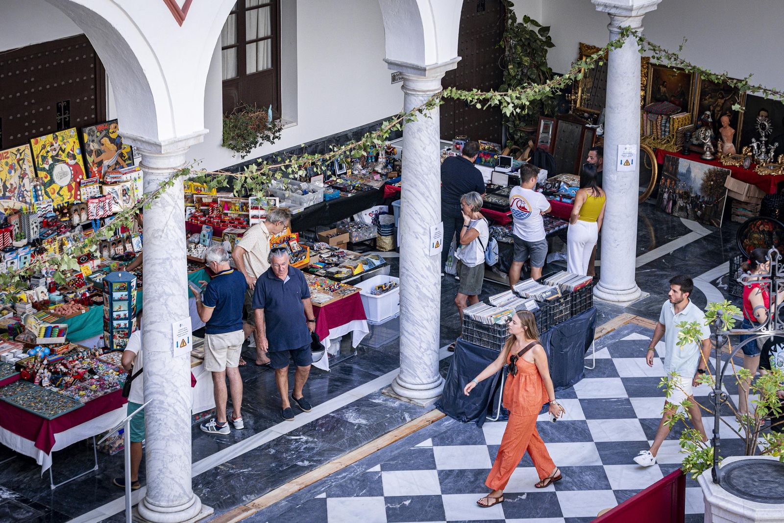 Imágenes del curioso mercadillo de antigüedades en el convento de Santo Domingo en Cádiz