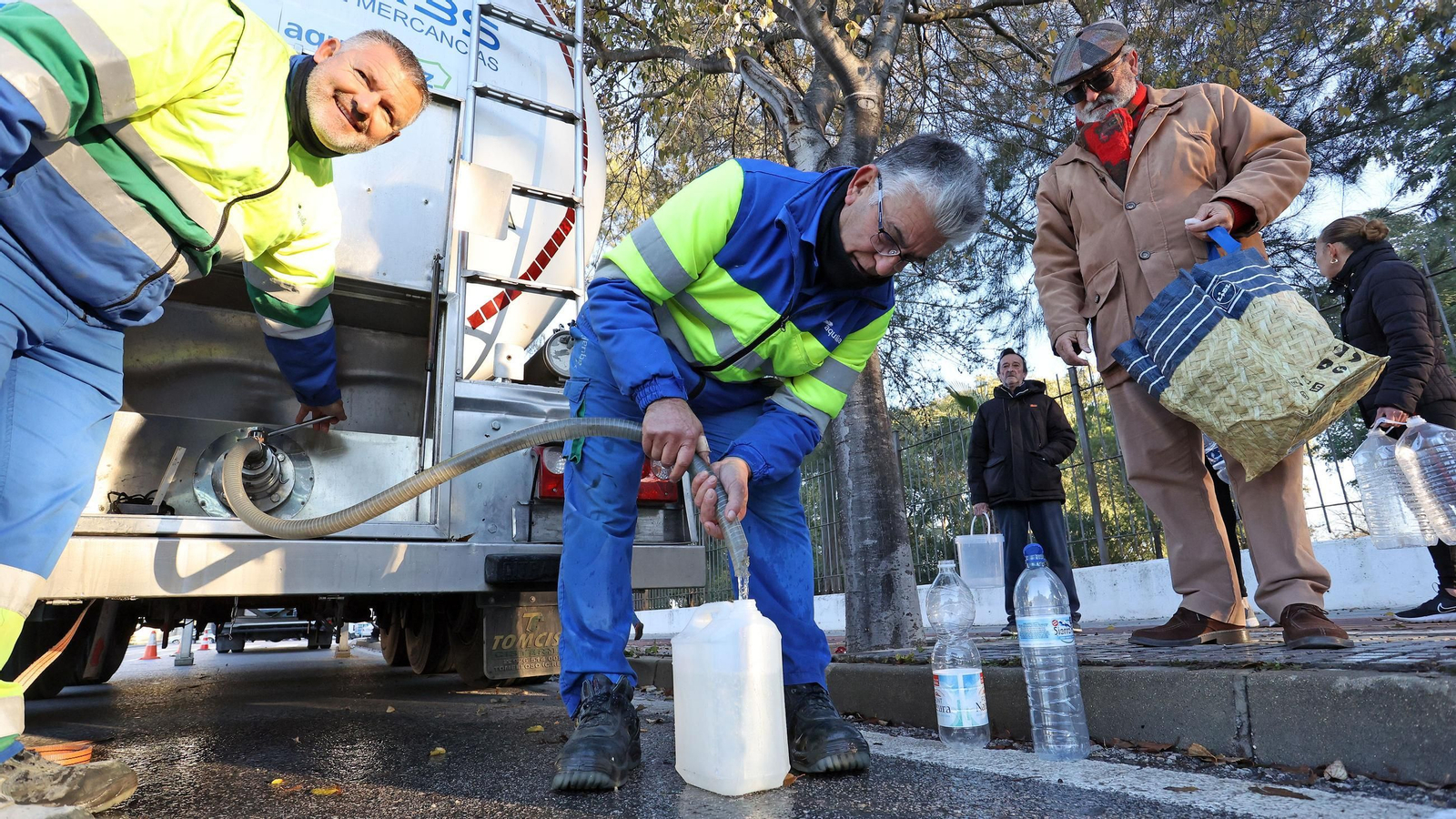 Imágenes del reparto de agua en Vallesequillo