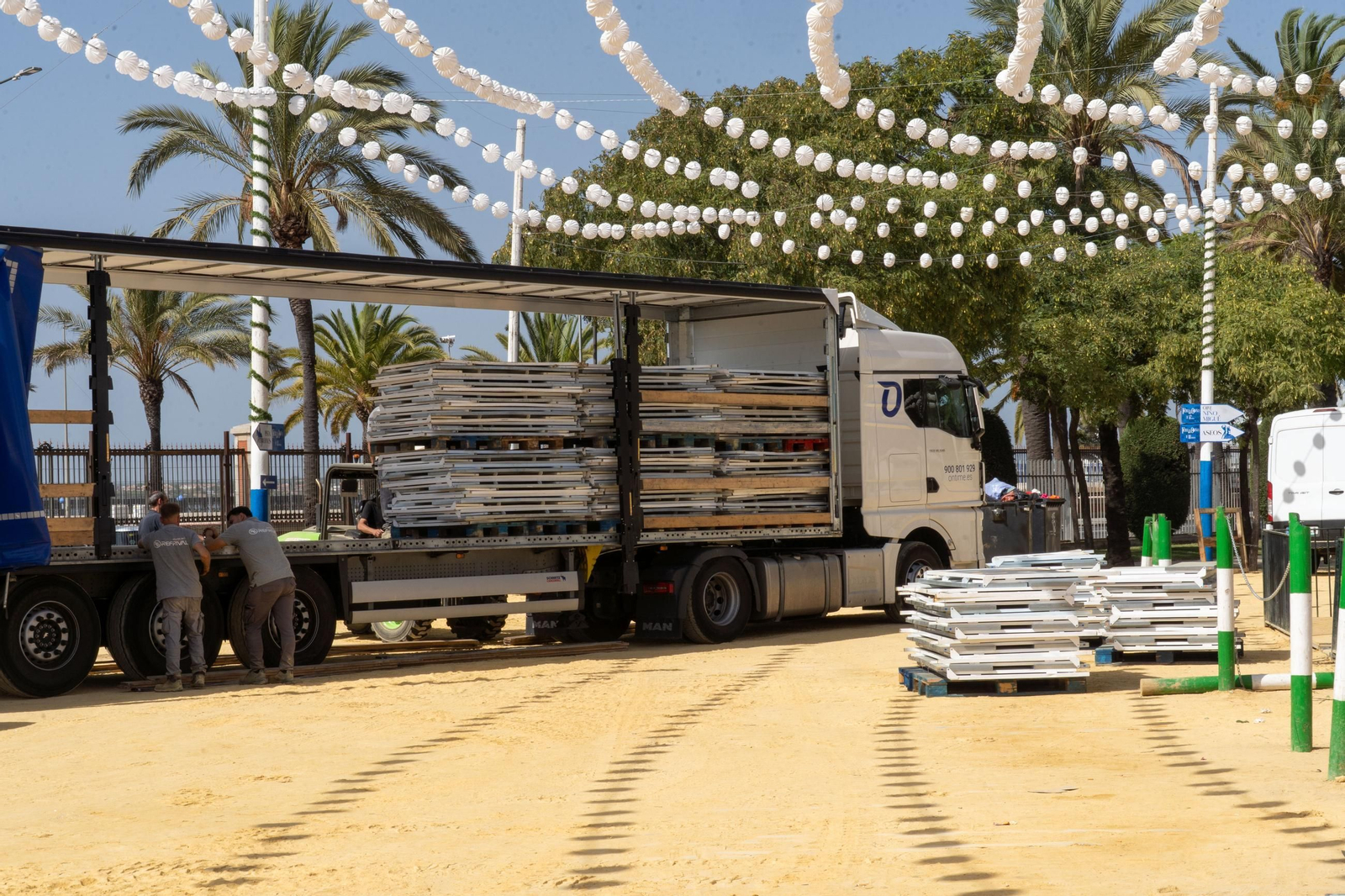 Imágenes de la recogida de las casetas de  Feria de Otoño y del Caballo