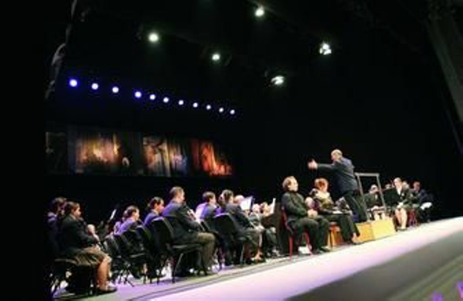 La banda de música de la Expiración, durante una actuación en el Teatro Cervantes de la capital.