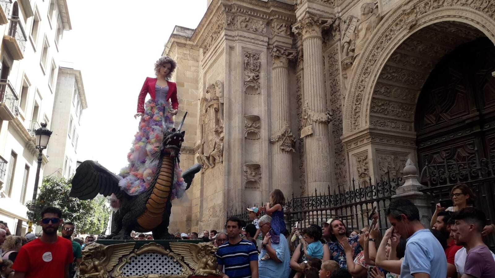 La Tarasca pasa junto a la Catedral de Granada este Corpus 2022.
