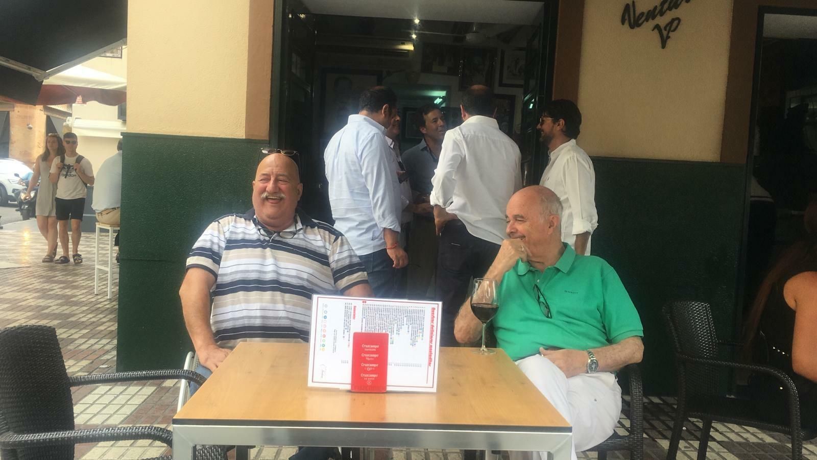 Ventura Pérez comparte un rato de charla en el Arenal con Manuel Cossío.