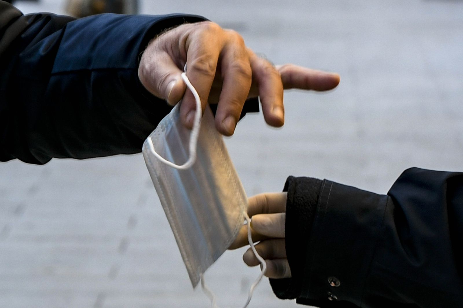 Una persona recibe una mascarilla.