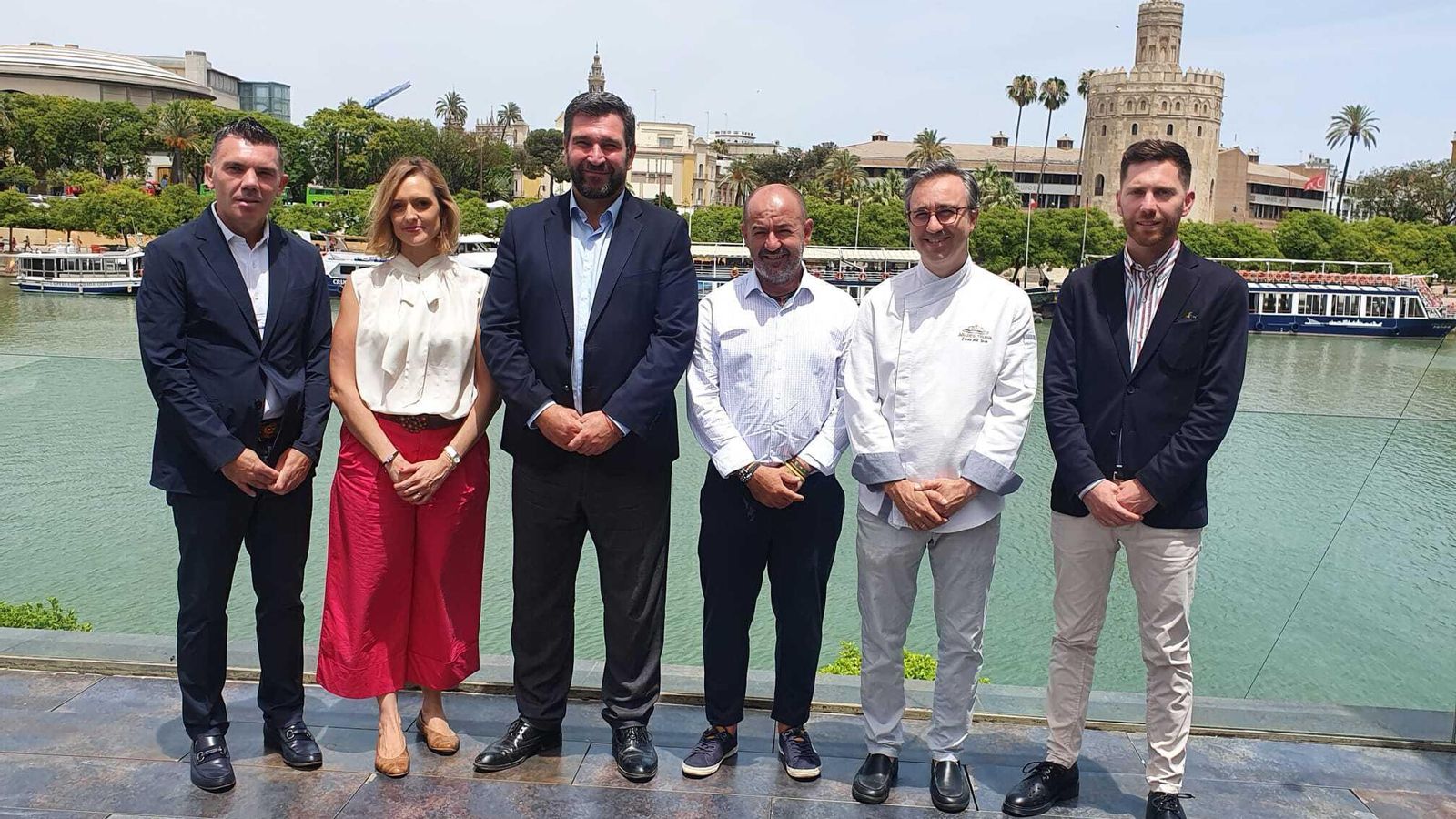Eduardo Miguez, director del Puerto de Celeiro; Marián Campra, directora de Comunicación de la FNCP; Francisco Azuaga, director del Restaurante Abades Triana; Basilio Otero, presidente de la FNCP; Elías del Toro, chef del restaurante Abades Triana, y Fabián Ben, director de Proyectos de la FNCP. Eduardo Miguez, director del Puerto de Celeiro; Marián Campra, directora de Comunicación de la FNCP; Francisco Azuaga, director del Restaurante Abades Triana; Basilio Otero, presidente de la FNCP; Elías del Toro, chef del restaurante Abades Triana, y Fabián Ben, director de Proyectos de la FNCP.