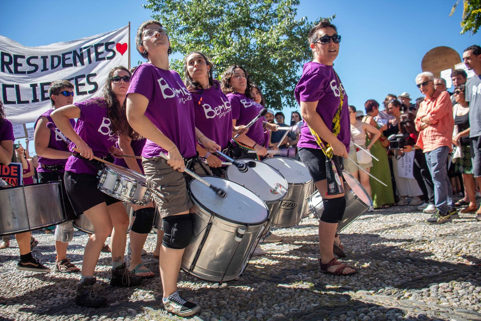 Las mejores imágenes: Vecinos del Albaicín exigen un turismo regulado en Granada