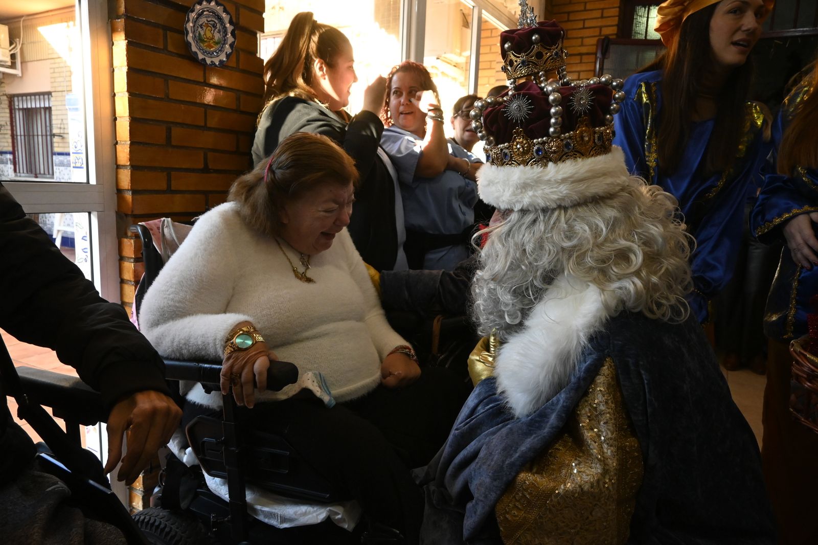 Visita de los Reyes Magos a los ancianos de los asilos de Huelva, en imágenes