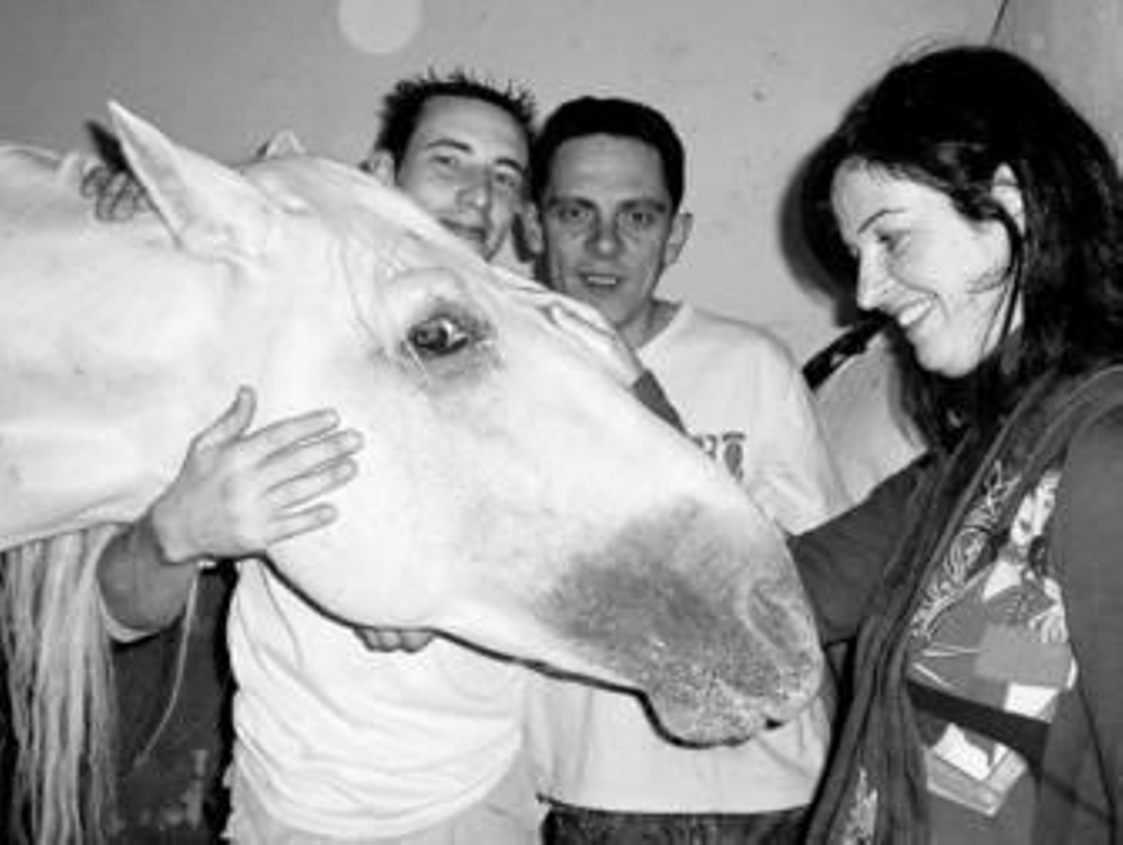 Dos pacientes y una educadora de 'Proyecto Hombre' durante su visita al centro.