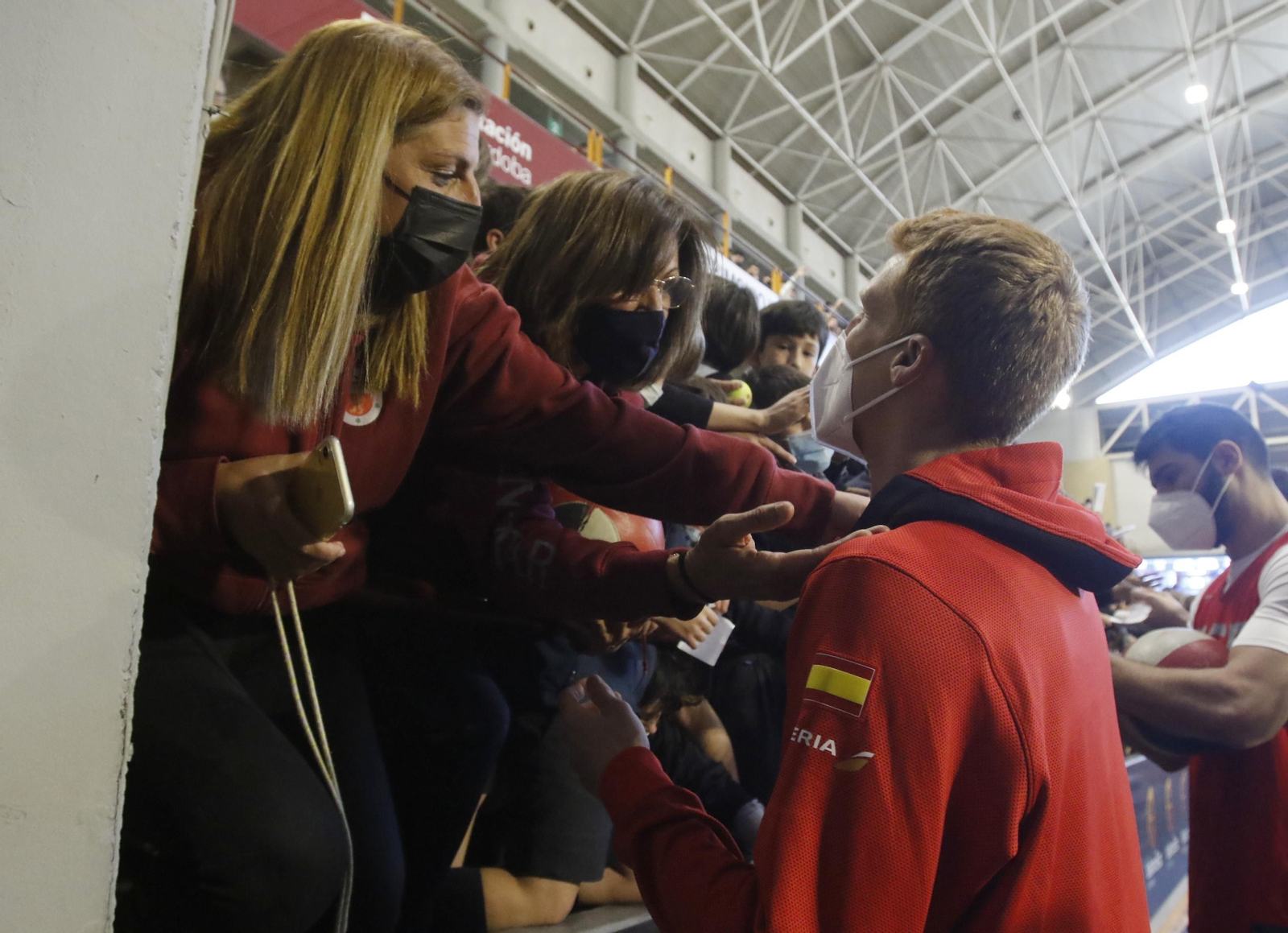 La selección española de baloncesto abre el entrenamiento en Córdoba a los más jóvenes, en imágenes