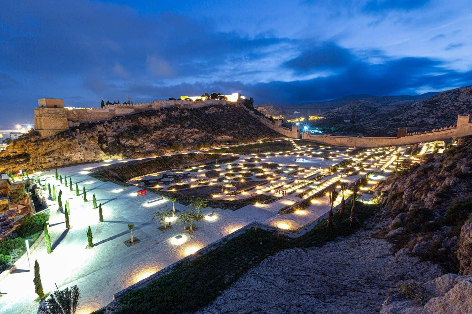 Pruebas de iluminación en el nuevo Parque de la Hoya, los nuevos Jardines del Mediterráneo