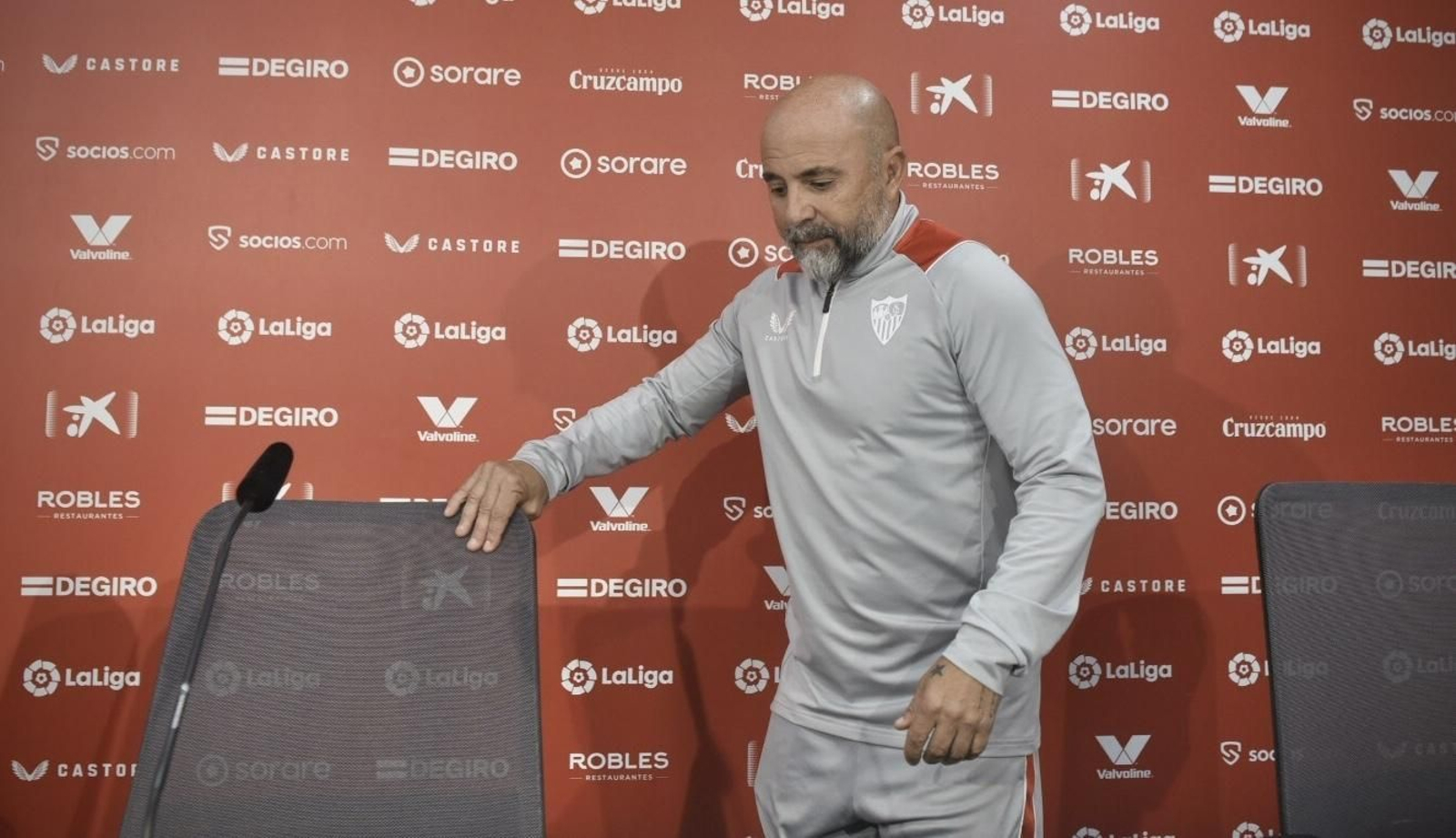 Sampaoli se apresta a atender a la prensa en la ciudad deportiva del Sevilla.