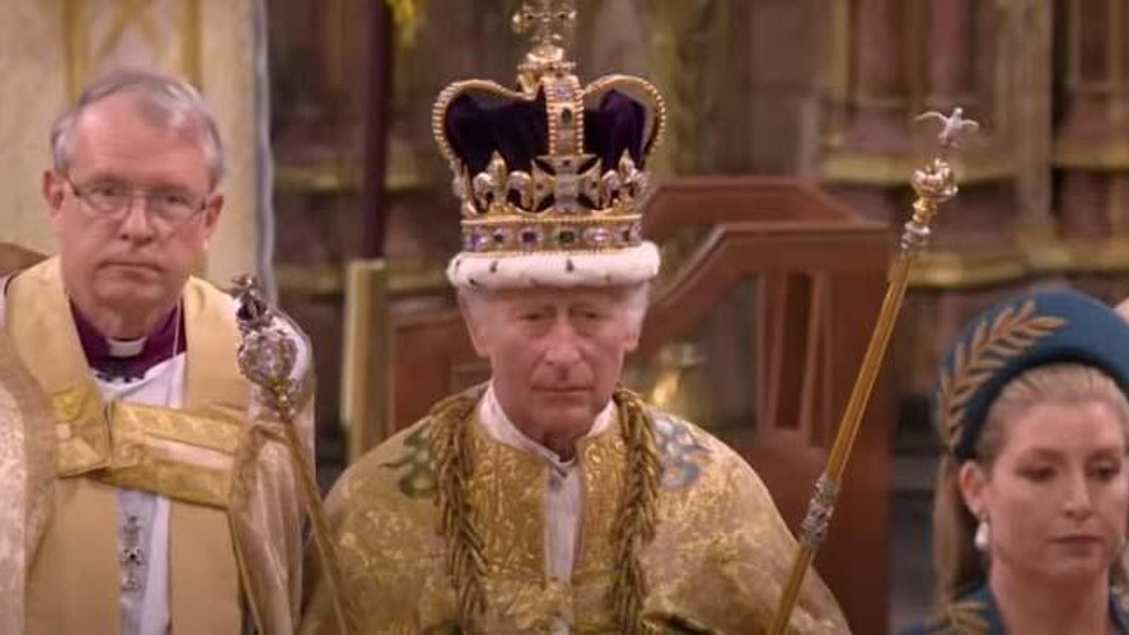 Carlos III porta su corona